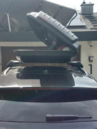 montierte Dachbox, Ansicht von hinten, links geöffnet