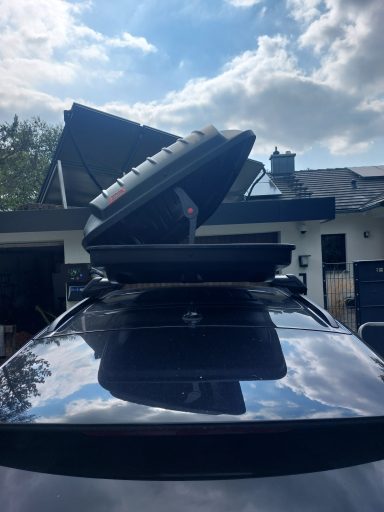montierte Dachbox, Ansicht von hinten, rechts geöffnet